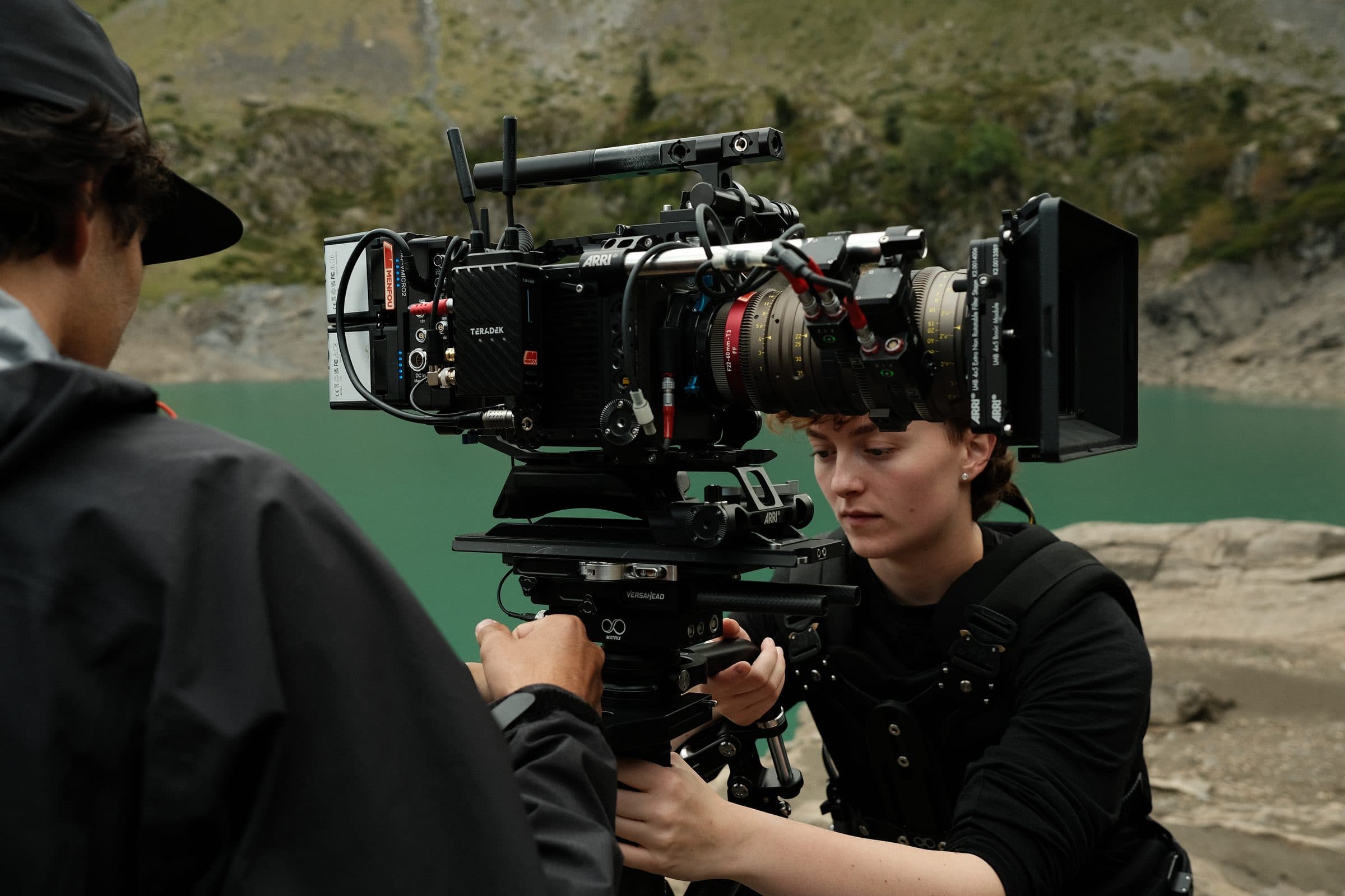 Maïna Scribot en tournage avec un steadicam, en montagne
