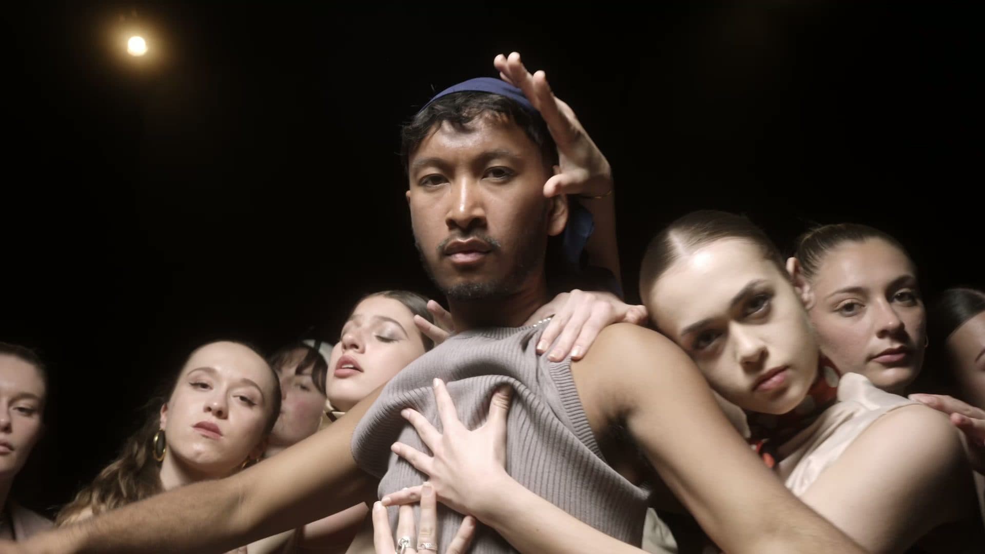 Prise de vue pendant le tournage d'un clip chorégraphié.